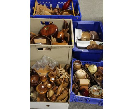 FIVE TRAYS OF ASSORTED TREEN ITEMS TO INCLUDE BOWLS, TRINKET BOXES ETC