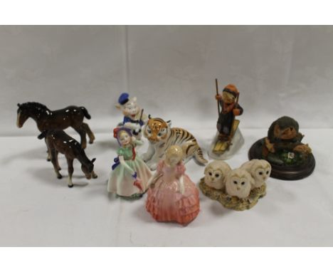 A SELECTION OF FIGURINES AND ANIMALS ETC TO INCLUDE ROYAL DOULTON 'BABIE' HN1679, BESWICK FOALS ETC