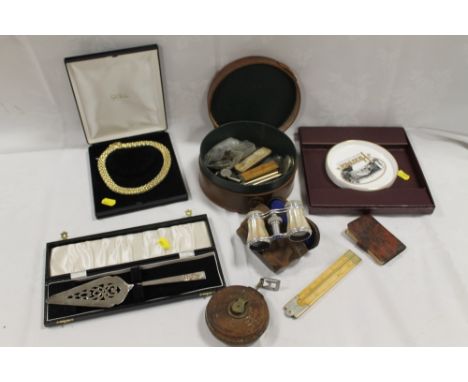 A LEATHER COLLAR BOX AND CONTENTS TO INCLUDE VINTAGE HAND SCALES, BINOCULARS ETC