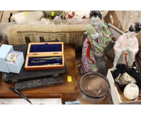 A TRAY OF ASSORTED CERAMICS TO INCLUDE ORIENTAL FIGURES