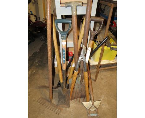 A SMALL BUNDLE OF HAND TOOLS TO INCLUDE A LADIES WILKINSON SPADE