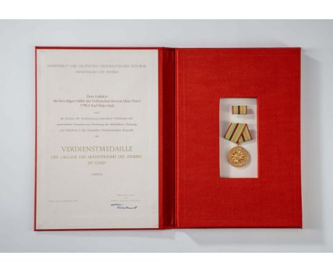 Kollektiv-Verleihung der Verdienstmedaille  des MdI in Gold. Medaille mit Interimsspange in großer Verleihungsurkunde dem VPK