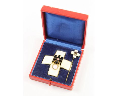 Ehrenzeichen des Deutschen Roten Kreuzes, Ausgabe 1937-1939, Verdienstkreuz - Steckkreuz. Kreuz Bronze vergoldet und emaillie
