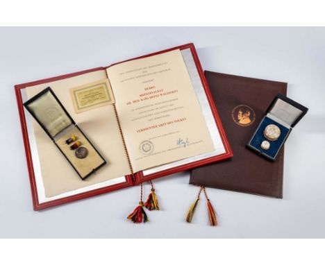 Aus dem Nachlass OMR Dr. med. Karl-Heins Walsdorff, Medaille Verdienter Arzt des Volkes, Medaille Silber "900", mit Interimss