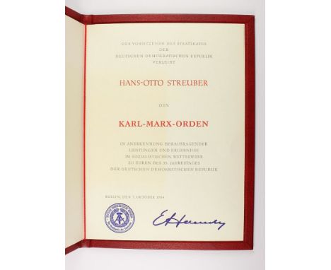 Verleihungsurkunde zum Karl-Marx-Orden, verliehen am 7. Oktober 1984 an Hans-Otto Streuber, Urkunde mit Verleihungsmappe,  - 