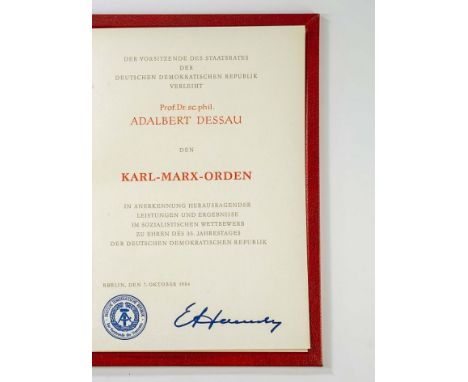 Verleihungsurkunde zum Karl-Marx-Orden, verliehen am 7. Oktober 1984 an Prof. Dr. sc. phil. Adalbert Dessau. Urkunde mit Verl