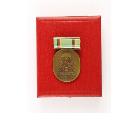 Verdienter Erfinder gestiftet 1950. Medaille Bronze, emailliert, Hammer nach links, das Band in eingelegter Blechspange. B. 5