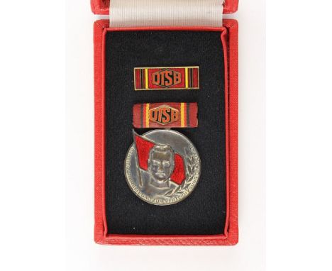 Ernst-Grube-Medaille des DTSB, verliehen 1958-1961. Medaille Bronze versilbert, mit emaillierter Interimsspange. B. 1434 - Zu