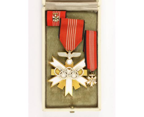 Deutsches Olympia-Ehrenzeichen 2. Klasse 1936. Kreuz Bronze vergoldet und emailliert, am Band. Interimsbandspange und 14mm Mi