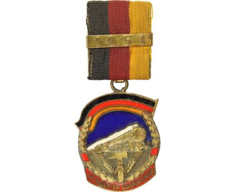 Verdienter Eisenbahner, 1951, 1. Form farbig emailliert. Medaille Bronze vergoldet und emailliert, die Bandspange mit Auflage