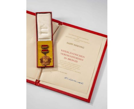 Vaterländischer Verdienstorden in Bronze. Stern Bronze, mit Interimsspange im Verleihungsetui. B. 5a. Die Verleihungsurkunde 