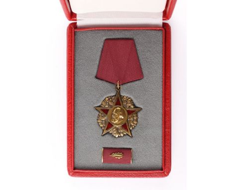 Karl-Marx-Orden,  Stern Gold emailliert, rückseitig punziert "333", an Bandtragespange, mit Interimsspange Gold "333" im Verl