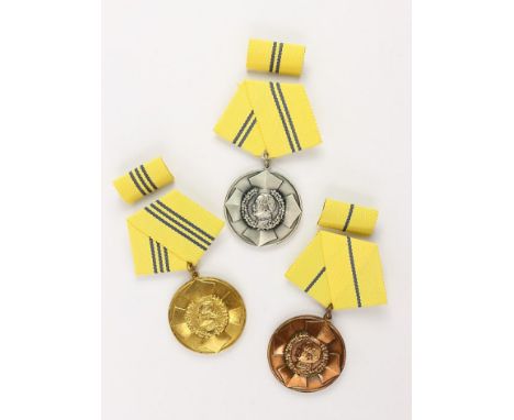 Blücher-Medaille für Tapferkeit,  in Gold, Silber und Bronze, gestiftet 1968. Medaillen Buntmetall, an Bandtragespangen, mit 