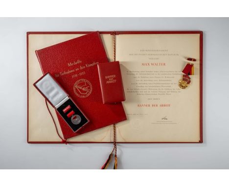 Orden Banner der Arbeit, einstufige Ausgabe, gestiftet 1954. Medaille Bronze vergoldet und emailliert, rückseitig Verleihungs