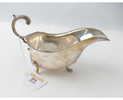 Silver gravy boat, weight +/- 180 grams