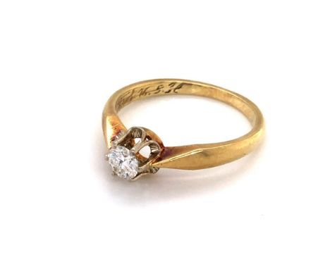 A 14ct YELLOW GOLD SOLITAIRE DIAMOND RING. THE ROUND BRILLIANT CUT DIAMOND IN A SIX CLAW RAISED SETTING ABOVE A FLARED MOUNT.