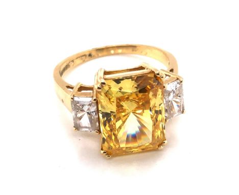 A 14ct HALLMARKED YELLOW GOLD BRIGHT YELLOW / ORANGE AND WHITE RECTANGLE CUBIC ZIRCONIA SET MODERN RING. FINGER SIZE R 1/2. W