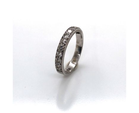 AN ANTIQUE DIAMOND HALF ETERNITY RING. TWELVE OLD CUT DIAMONDS APPROX WEIGHT EACH 0.05cts, TOTAL DIAMOND WEIGHT 0.60cts. THE 