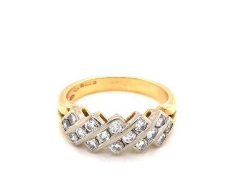 AN 18ct YELLOW GOLD HALLMARKED DIAMOND SET ZIG ZAG RING. DATED LONDON 1991. FINGER SIZE N. WEIGHT 5.68grms. 