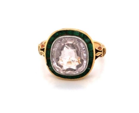 A VINTAGE 18ct YELLOW GOLD SPODUMENE AND GREEN PASTE DRESS RING. UNHALLMARKED AND ASSESSED AS 750, 18ct GOLD. FINGER SIZE G. 