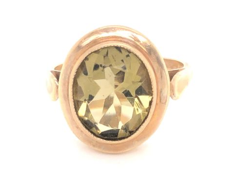 A 9ct YELLOW GOLD HALLMARKED LEMON QUARTZ RUB OVER SET RING. FINGER SIZE O. WEIGHT 5.46grms. 