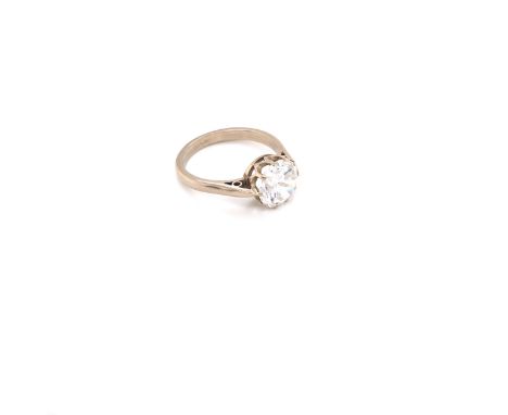 AN 18ct HALLMARKED WHITE GOLD SINGLE STONE LARGE CUBIC ZIRCONIA SOLITAIRE RING. THE ROUND BRILLIANT CUT STONE IN A RAISED TEN