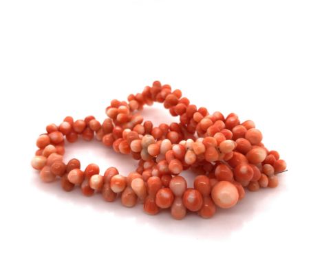 A VINTAGE STRING OF PINK AND WHITE CORAL GRADUATED BEADS COMPLETE WITH A STAMPED 9ct GOLD BARREL CLASP. LENGTH 40cms. WEIGHT 