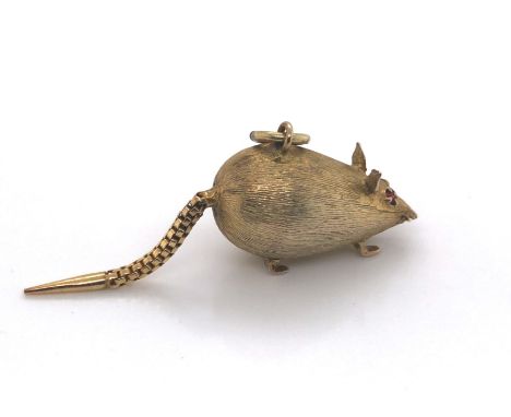 A VINTAGE 9ct GOLD MOUSE PENDANT, SET WITH RED RUBY EYES AND AN ARTICULATED BOX LINK CHAIN TAIL. INDISTINCT MARKS ON TAIL TIP