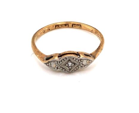 AN ANTIQUE 9ct YELLOW GOLD AND PLATINUM SINGLE DIAMOND RING IN BOAT SHAPE SETTING. FINGER SIZE K 1/2. WEIGHT 1.42grms. 