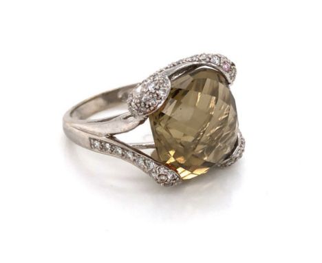 A SMOKY QUARTZ AND DIAMOND DRESS RING. UNHALLMARKED AND STAMPED 585, 14K, AND ASSESSED AS 14ct GOLD. QUARTZ SIZE 14 x 14mm. F