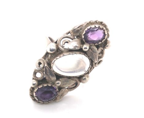 A VINTAGE MOONSTONE AND AMETHYST FOLIATE ART NOUVEAU STYLE RING. UNHALLMARKED AND ASSESSED AS SILVER. FINGER SIZE O. WEIGHT 8