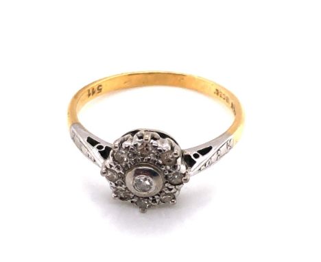 A VINTAGE 18ct YELLOW AND WHITE GOLD DIAMOND RING. THE INSIDE SHANK STAMPED 511, E &amp; W, 18ct &amp; OTHER MARKS RUBBED. FI