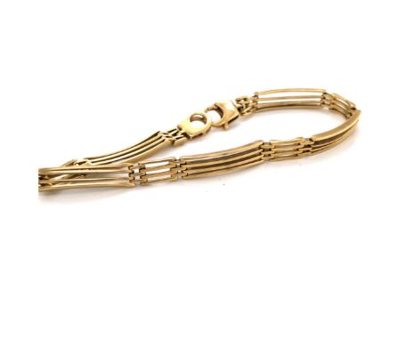 A GATE STYLE BRACELET. UNHALLMARKED WITH 18ct STAMP AND ASSESSED AS 18ct GOLD. LENGTH 19cms. WEIGHT 15.52grms. 