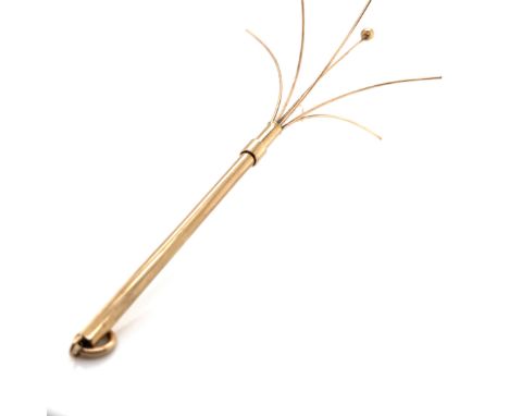 A VINTAGE PROPELLING COCKTAIL SWIZZLE STICK. UNMARKED AND ASSESSED AS 9ct, 375 GOLD. LENGTH WHEN RETRACTED 9cms. WEIGHT 5.28g