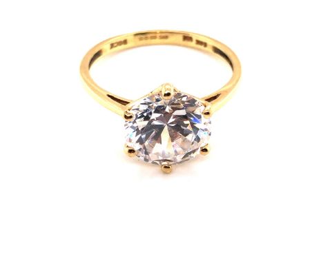 A 14ct HALLMARKED YELLOW GOLD LARGE CUBIC ZIRCONIA MODERN COCKTAIL RING. THE SOLITAIRE IN A RAISED SIX CLAW SETTING. FINGER S