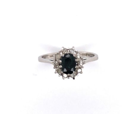 A VINTAGE 18ct WHITE GOLD HALLMARKED, DATED 1966, BIRMINGHAM. SAPPHIRE CLUSTER RING. THE CENTRAL BLUEISH / GREEN SAPPHIRE AN 