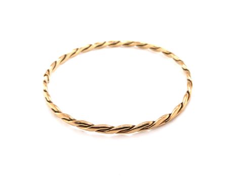 A PRECIOUS YELLOW METAL HAND MADE WOVEN STACKING BANGLE. UNHALLMARKED AND ASSESSED AT 375, 9ct. MAXIMUM DIAMETER 7cms. WEIGHT