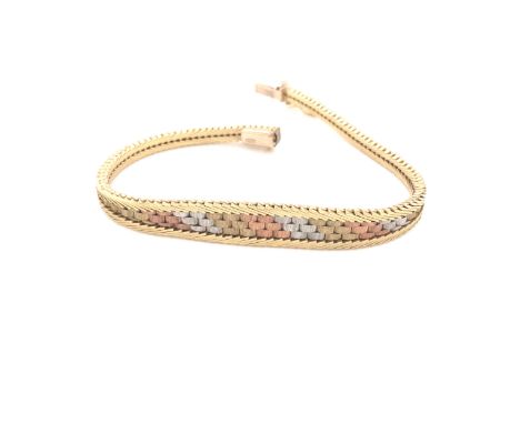 A VINTAGE THREE COLOUR RED, YELLOW AND WHITE BRICK STYLE GRADUATED BRACELET. THE CLASP STAMPED 9kt AND ASSESSED AS 9ct THREE 
