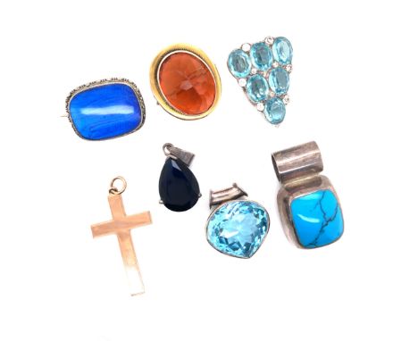 A COLLECTION OF VINTAGE AND LATER PENDANTS AND BROOCHES TO INCLUDE A SILVER AND BLUE TOPAZ PENDANT BUTTERFLY WING SILVER BROO