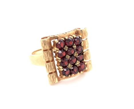 A VINTAGE 9ct YELLOW GOLD HALLMARKED TWELVE STONE RED PASTE RING. DATED 1967, LONDON FINGER SIZE P. WEIGHT 7.16grms. 