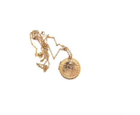 A 9ct YELLOW GOLD HALLMARKED ROUND PORTRAIT LOCKET WITH ALL OVER ENGRAVED DECORATION TO THE FRONT, SUSPENDED ON A LATER UNHAL