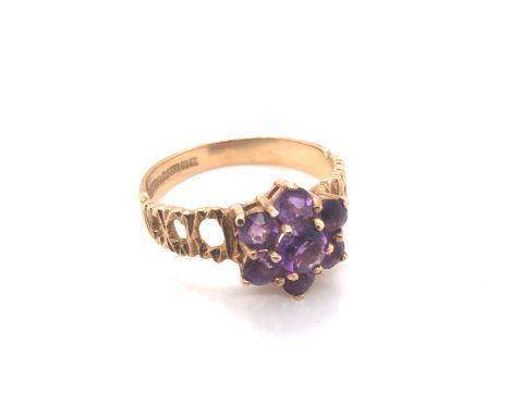 A 9ct YELLOW GOLD HALLMARKED SEVEN STONE AMETHYST CLUSTER RING. DATED 1972, BIRMINGHAM. FINGER SIZE Q. WEIGHT 3.29grms.