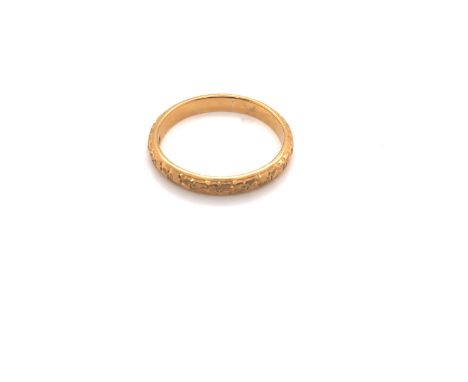 A VINTAGE 22ct YELLOW GOLD HALLMARKED APPLE BLOSSOM WEDDING RING. THE BAND DATED 1940, LONDON FOR DS&amp;S. FINGER SIZE Q. WE