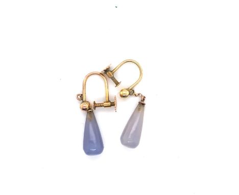 A PAIR OF VINTAGE SCREW BACK CHALCEDONY EAR DROPS. THE SCRE BACK STAMPED 9ct AND ASSESSED AS 9ct YELLOW GOLD. LENGTH OF DROPP