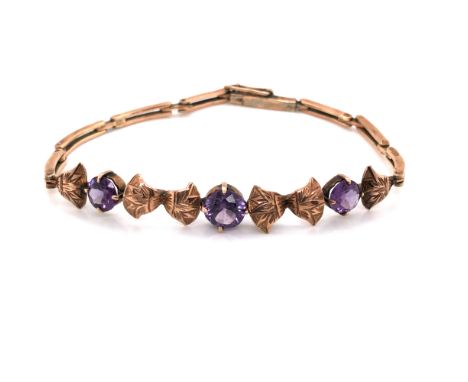 A VINTAGE THREE STONE SYNTHETIC COLOUR CHANGE SAPPHIRE BRACELET. THE THREE PURPLE/BLUE STONES GRADUATED IN CLAW SETTINGS WITH