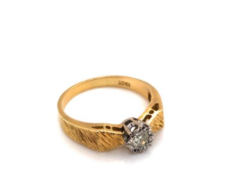 A VINTAGE SOLITAIRE DIAMOND RING WITH SHAPED BARKED SHOULDERS. APPROX DIAMOND WEIGHT 0.15cts. UNHALLMARKED AND STAMPED 18ct. 