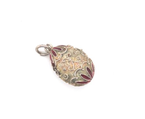 A VINTAGE SILVER AND RED ENAMEL FILIGREE WORK EGG PENDANT. UNHALLMARKED AND ASSESSED AS SILVER. DROP 3cms. WEIGHT 9.36grms. 