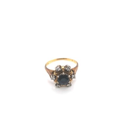 AN 18ct YELLOW GOLD HALLMARKED SAPPHIRE AND DIAMOND CLUSTER RING. DATED 1969, LONDON. FINGER SIZE O 1/2. WEIGHT 5.06grms. 