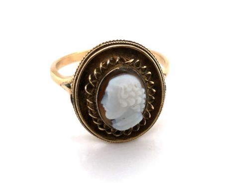 AN ANTIQUE CARVED HARDSTONE PORTRAIT CAMEO POSSIBLY SHAKESPEARE. UNHALLMARKED AND ASSESSED AS 9ct, 375 YELLOW GOLD. FINGER SI