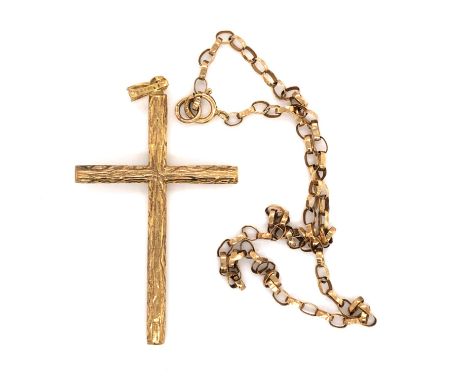 A 9ct HALLMARKED GOLD VINTAGE BARKED CROSS PENDANT AND A 9ct HALLMARKED GOLD BELCHER CHAIN ANKLET. ANKLET LENGTH 26.5cms. CRO
